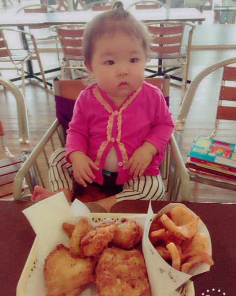 Cô bé quot;vừa ngủ, vừa ănquot; khiến nhiều người quot;thèm con gáiquot; - 6