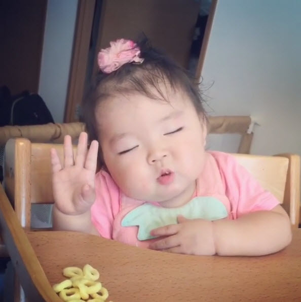 Cô bé quot;vừa ngủ, vừa ănquot; khiến nhiều người quot;thèm con gáiquot; - 1