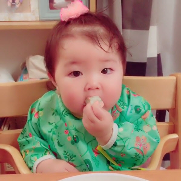 Cô bé quot;vừa ngủ, vừa ănquot; khiến nhiều người quot;thèm con gáiquot; - 2