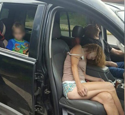 Bé 2 tuổi khóc thét, cố lay mẹ ngất lịm vì sốc ma túy trong tuyệt vọng - 2