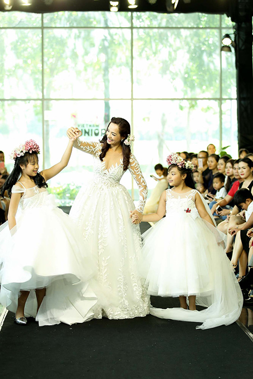 Thúy Hạnh và hai con gái Suli, Suti trình diễn váy cô dâu - 5