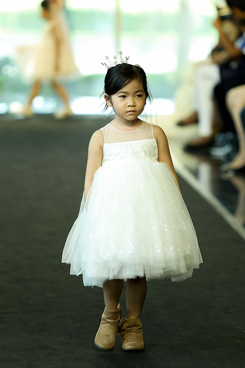 Thúy Hạnh và hai con gái Suli, Suti trình diễn váy cô dâu - 9