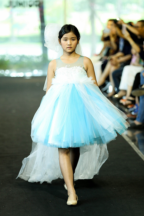 Thúy Hạnh và hai con gái Suli, Suti trình diễn váy cô dâu - 11