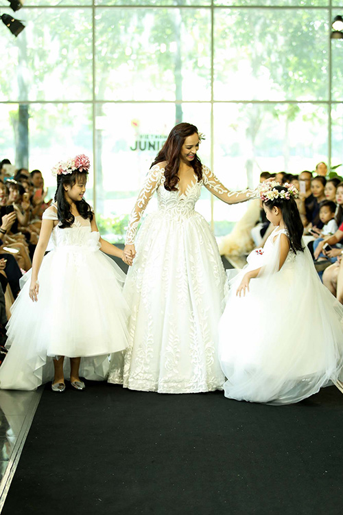 Thúy Hạnh và hai con gái Suli, Suti trình diễn váy cô dâu - 6