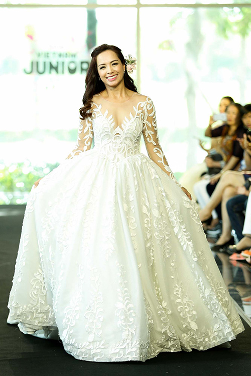 Thúy Hạnh và hai con gái Suli, Suti trình diễn váy cô dâu - 3