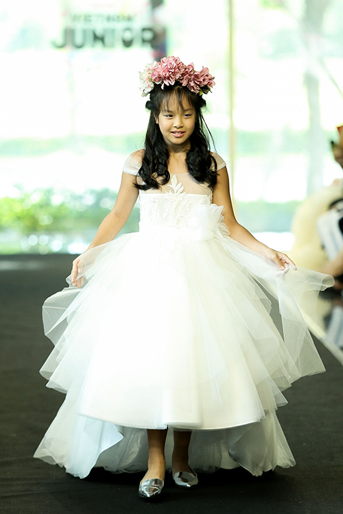 Thúy Hạnh và hai con gái Suli, Suti trình diễn váy cô dâu - 2