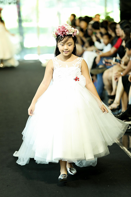 Thúy Hạnh và hai con gái Suli, Suti trình diễn váy cô dâu - 1