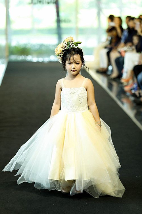 Thúy Hạnh và hai con gái Suli, Suti trình diễn váy cô dâu - 7