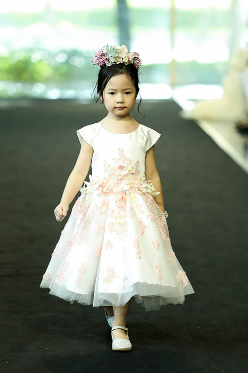 Thúy Hạnh và hai con gái Suli, Suti trình diễn váy cô dâu - 8