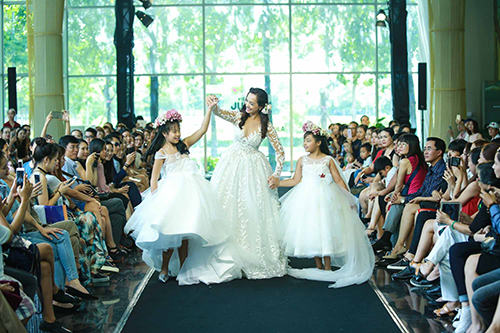 Thúy Hạnh và hai con gái Suli, Suti trình diễn váy cô dâu - 4