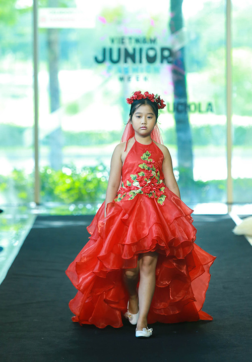 Thúy Hạnh và hai con gái Suli, Suti trình diễn váy cô dâu - 10