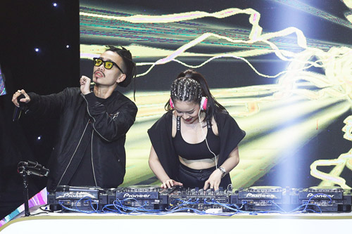 Tóc Tiên xinh đẹp bên cạnh quot;bạn trai tin đồnquot; trong đêm Chung kết Tài Năng DJ - 14