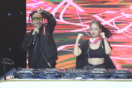 Tóc Tiên xinh đẹp bên cạnh quot;bạn trai tin đồnquot; trong đêm Chung kết Tài Năng DJ - 15