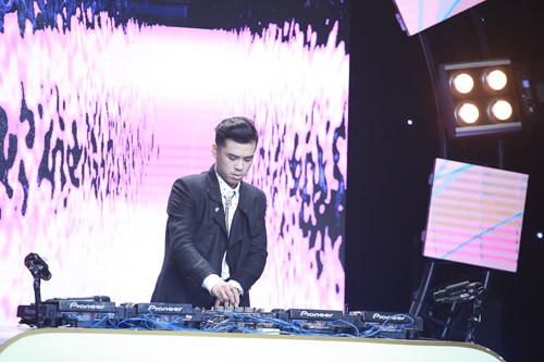 Tóc Tiên xinh đẹp bên cạnh quot;bạn trai tin đồnquot; trong đêm Chung kết Tài Năng DJ - 16