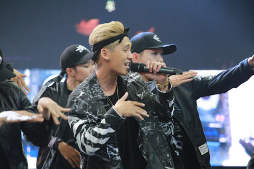 Tóc Tiên xinh đẹp bên cạnh quot;bạn trai tin đồnquot; trong đêm Chung kết Tài Năng DJ - 9