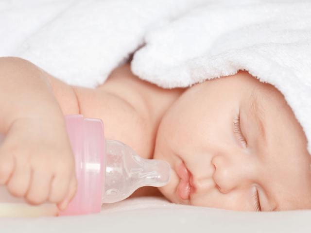 4 mẹo nhỏ mẹ nên biết để trị nấc cụt cho con một phát ăn ngay