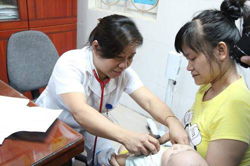 Thời tiết “đỏng đảnh”, bệnh nhi mắc bệnh hô hấp nhập viện gia tăng - 1