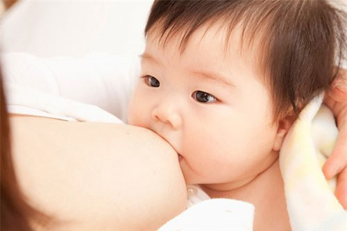 4 mẹo nhỏ mẹ nên biết để trị nấc cụt cho con quot;một phát ăn ngayquot; - 3