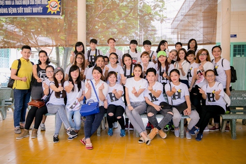 Phạm Hương dẫn học trò The Face đi từ thiện dịp cuối tuần - 11