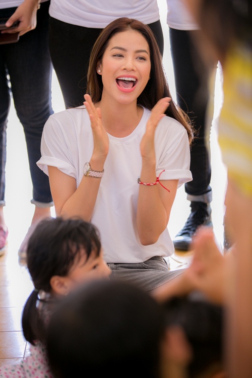 Phạm Hương dẫn học trò The Face đi từ thiện dịp cuối tuần - 2