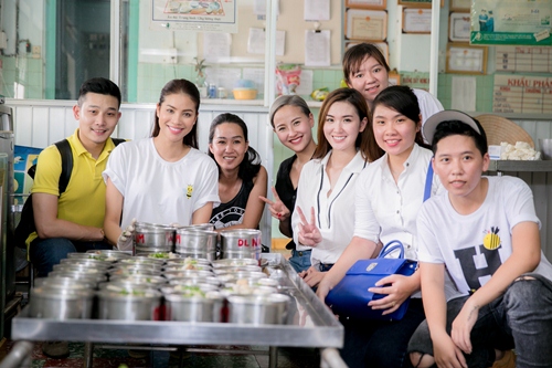 Phạm Hương dẫn học trò The Face đi từ thiện dịp cuối tuần - 9