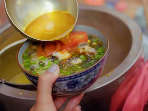 Đầu bếp Mỹ xuýt xoa thích thú khi ăn bún ốc vỉa hè Hà Nội - 1