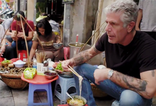 Đầu bếp Mỹ xuýt xoa thích thú khi ăn bún ốc vỉa hè Hà Nội - 2