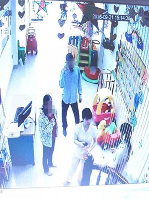 Mẹ hú hồn vì người lạ xưng là bà nội đến trường đón con mới 16 tháng tuổi - 1