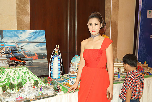 MC Anh Quân nhí nhảnh, tình tứ bên DJ Jolly B - 4