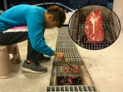 Bếp Eva - Trời mưa thèm đồ nướng, thanh niên mang thịt ra nướng ngay dưới cống và thành phẩm khó tin