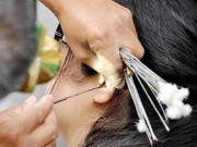 Tin tức - Nữ sinh năm nhất nhập viện điều trị vì thói quen lấy ráy tai khi đi cắt tóc, gội đầu