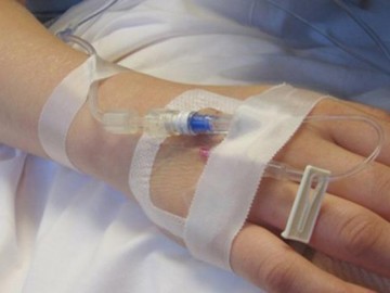 Thanh niên đưa bạn gái đi truyền nước xong đòi 800 nghìn và chửi không phải nô lệ của em