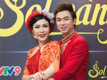 Vắng người yêu hot girl, Hồ Việt Trung tình tứ với Uyên Trang