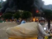 Tin trong nước - Tin nóng: Cháy lớn, thiệu rụi hàng loạt ki ốt ở chợ trung tâm thương mại Sài Gòn - Lạng Sơn