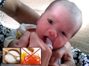 Làm mẹ - Đừng dùng mật ong tưa lưỡi cho trẻ sơ sinh, độc lắm, mẹ hãy làm theo cách này