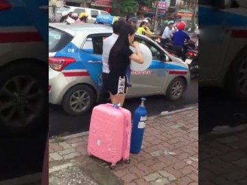 [Video] Cô gái xinh đẹp quỵt tiền taxi, hít bóng cười rồi vạ vật giữa đường phố Hà Nội