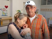 Tin tức - Vợ 60 tuổi sinh con, chồng bỏ nhà đi vì thấy quá già để chịu được tiếng khóc trẻ nhỏ