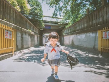 Chụp hơn 10 ngàn tấm ảnh, cô bé được ba mẹ biến hóa thành vô số nhân vật trong phim