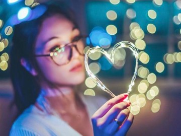 Có những ngày dẫu bước bên nhau, một góc nhỏ trái tim vẫn vấn vương tình cũ…