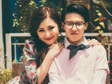 Cặp đôi HLV trẻ nhất The Voice Kids: Hương Tràm - Tiên Cookie thân thiết trên phố