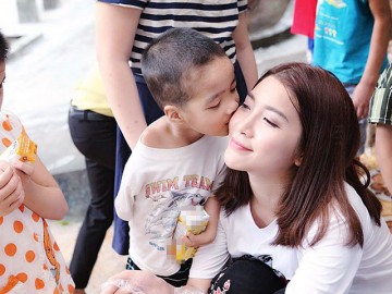 Xúc động trước nụ hôn của cậu bé bị cụt tay dành cho diễn viên Zippo, mù tạt và em
