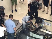 Tin trong nước - Lời cảnh tỉnh cho bố mẹ khi có thêm một bé gái bị kẹt tay vào thang cuốn