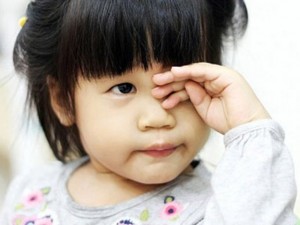 Bác sĩ tư vấn cách xử lý chuẩn nhất khi trẻ bị viêm kết mạc