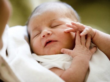 Bé bị ho, sổ mũi, thở khò khè mẹ phải làm sao?