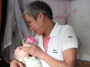 Tin tức - Người cha mù và ước mơ có nồi cháo móng giò cho con gái mắc bệnh tâm thần vừa sinh con