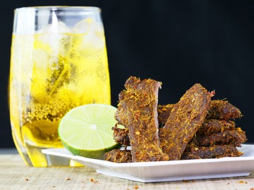 [Video] Cuối tuần mưa gió, mày mò tự làm bò khô bằng chảo chống dính