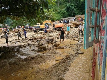 Clip: Lũ quét lớn nhất 70 năm qua, cuốn phăng nhiều nhà cao tầng ở Sơn La