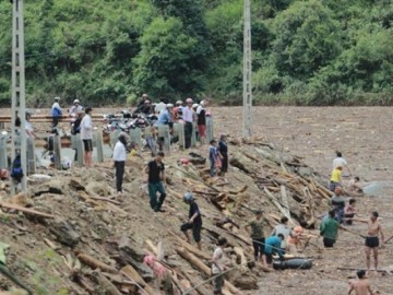 Tận mắt chứng kiến nỗi đau trên hồ thủy điện Mù Cang Chải: Bùn, gỗ và xác người