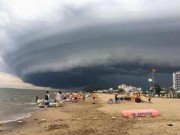 Clip Eva - [Video] Cận cảnh đám mây khủng như cơn bão vồ lấy bãi biển Sầm Sơn