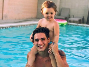 Điển trai, hát hay và yêu con vô cùng, đây chính là ông bố soái ca đang nổi nhất trên MXH